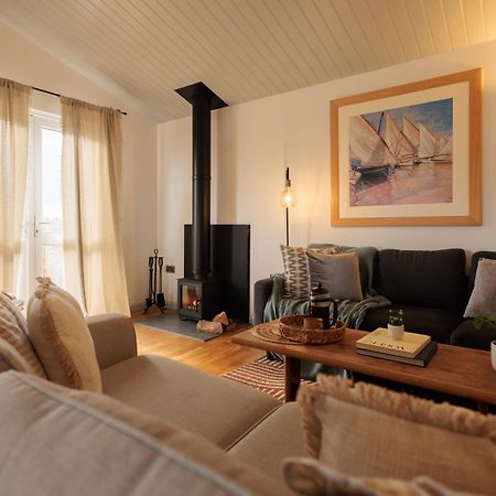 Вилла The Retreat, Waterfront & Log Burner Христчёрч Экстерьер фото